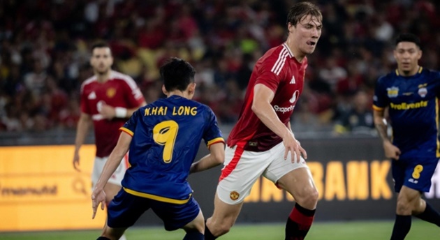 Hai Long ghi dấu ấn trước MU. 